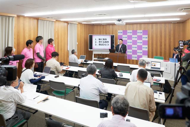 燕市長選出馬表明の記者会見