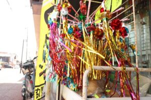 江口紙店の店頭で揺れる七夕飾り