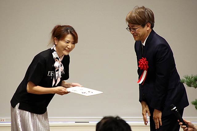 抽選で3人に羽生九段から色紙のプレゼント