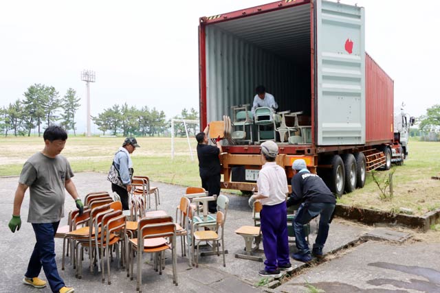 燕北小学校で積み込み作業
