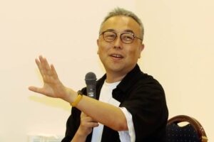 ドラマ「Dr.アシュラ」の原作者、漫画家こしのりょうさんが母校の三条東校同窓会総会でミニトークセッション