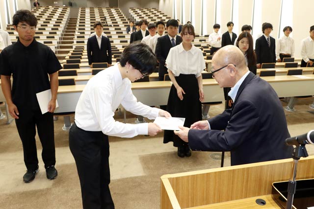 三条市立大学で高波龍風奨学金の奨学生認定式