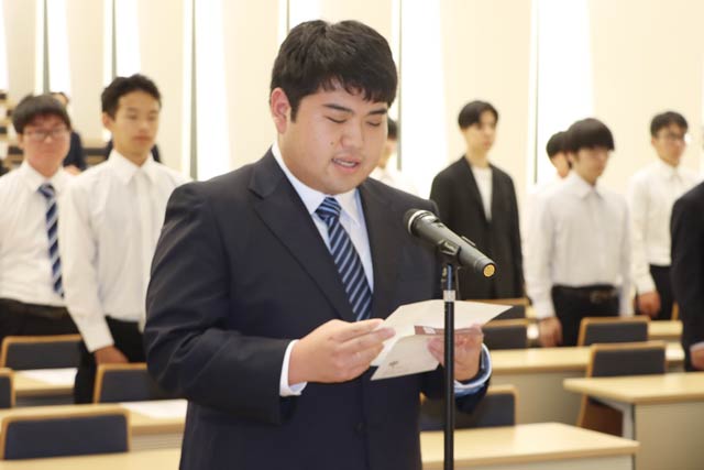 奨学生代表でお礼の言葉を述べる今井さん