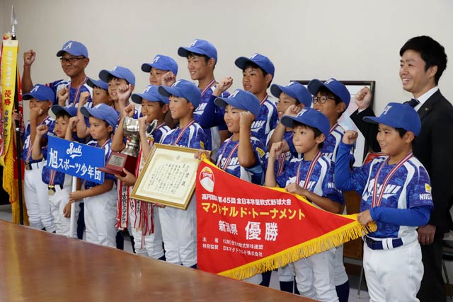 第45回全日本学童軟式野球大会マクドナルド・トーナメントに出場する旭スポーツ少年暖が滝沢三条市長をお表敬訪問