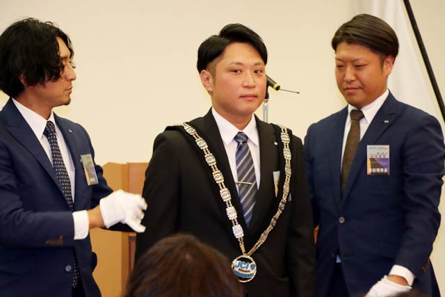 定時総会でプレジデンシャルリースを受ける酒井さん