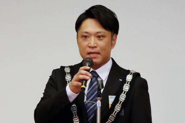 定時総会で酒井さんのあいさつ