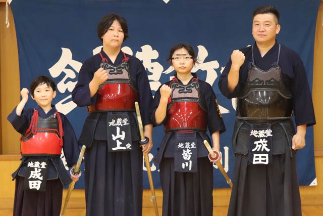 左から先鋒の成田さん、中堅の山上さん、大賞の皆川さん、指導員の成田さん