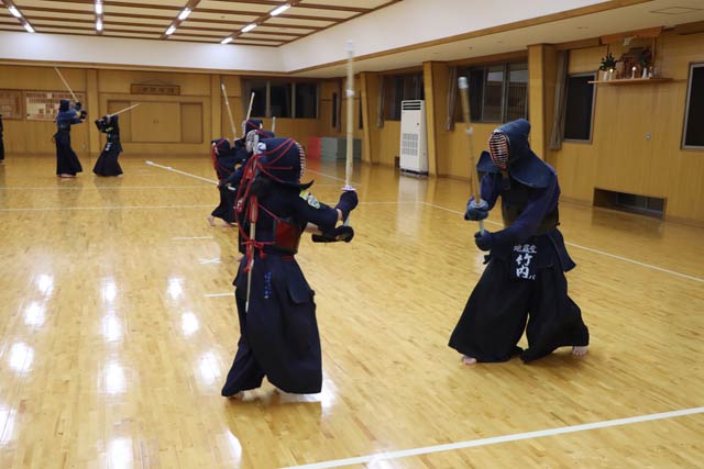 燕市分水武道場でけいこする地蔵堂剣士会