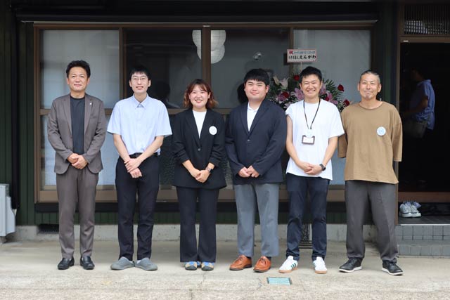 地域と学生の交流拠点「ろくのわ」の前で左から大和土地建物の博田代表取締役、三条市立大学の佐藤さん、燕三条空き家活用プロジェクトの平野さん、三条市立大学の今井さん、特命仕事人のクマガイマコトさん、燕三条空き家活用プロジェクトの斉藤代表理事