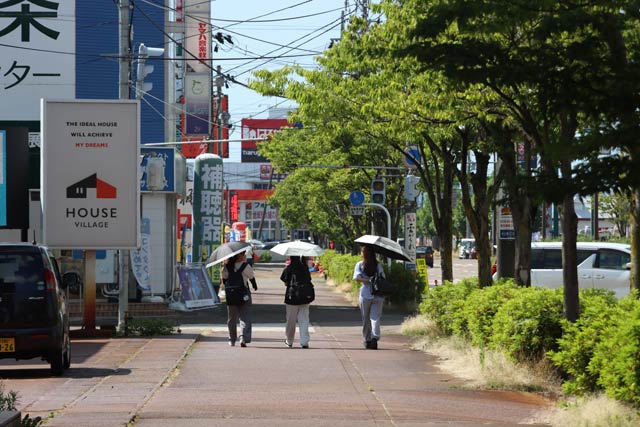 11日午後の燕三条地場産業振興センター付近