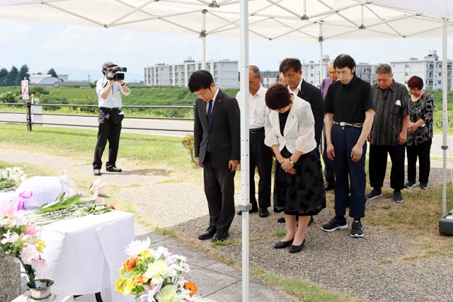 五十嵐川水害復興記念公園で破堤時刻の午後1時15分に黙とうと献花