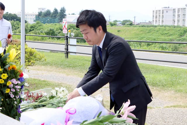 献花する滝沢市長