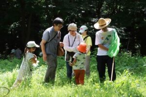 弥彦で昆虫と植物に親子で熱中 松岡達英先生と一緒に自然観察&スケッチ