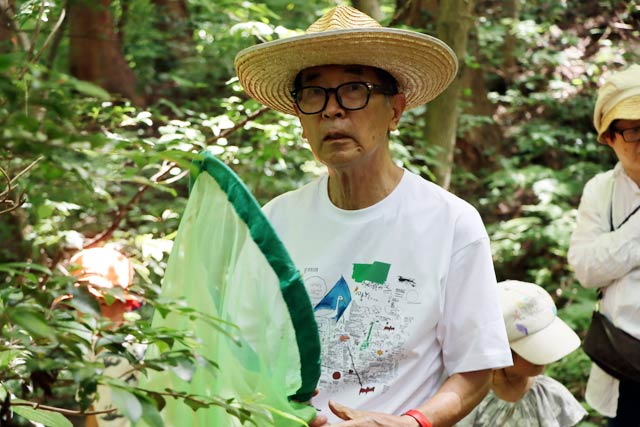 松岡さんも捕虫網を手に