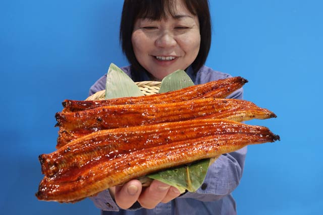 土用の丑の日に「道の駅 SORAIRO 国上」が1尾2,200円で特売する鹿児島県大隅産ウナギ