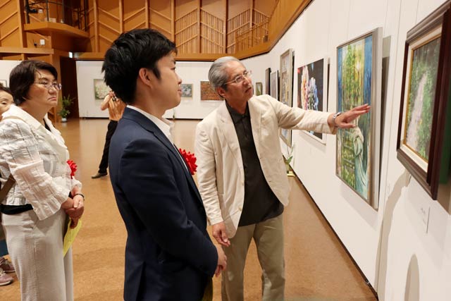 作品解説を聞きながら作品を鑑賞する滝沢市長