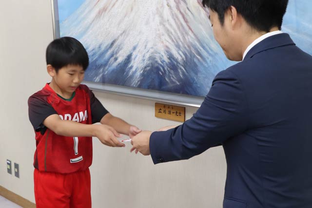 滝沢市長から刈屋キャプテンに激励金
