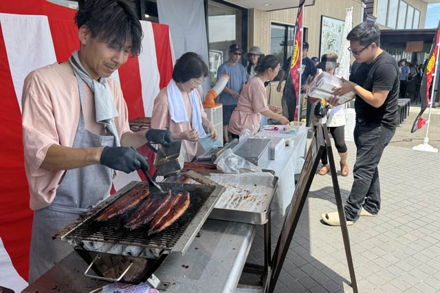 「道の駅 SORAIRO 国上」でウナギの特売