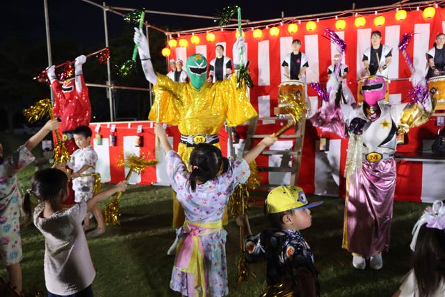 メテオレンジャーと「マツケンサンバ」を踊る