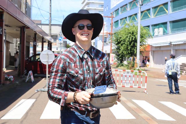ウエスタンラインダンスなどイベントで活躍した三条市国際交流員のデイビッド・ティーダマンさん