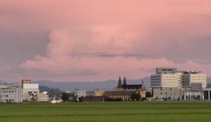 23日午後7時ごろ夕日に赤く染まった積乱雲のなかで雷が光る