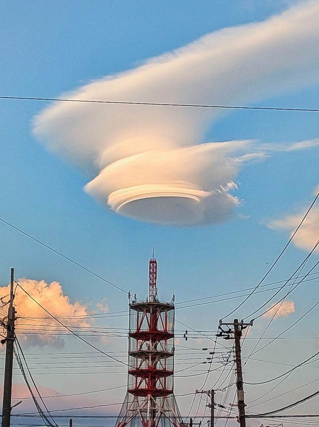 長岡市下々条から撮影されたレンズ雲と思われる不思議な形の雲