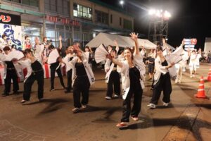 吉田まつりの吉田民謡流しに23団体から1150人が踊りの輪