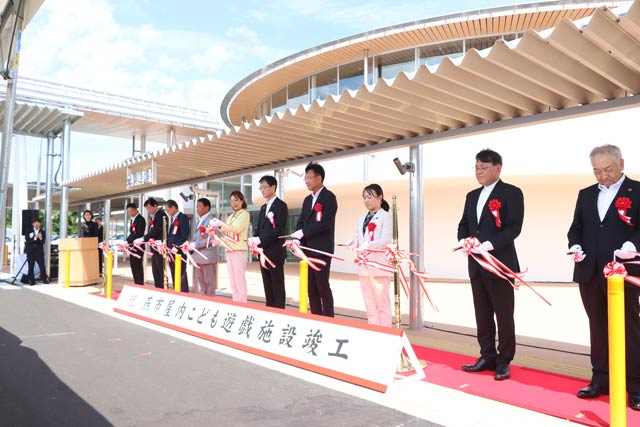燕市屋内こども遊戯施設「うさぎもちハレラテつばめ」竣工式のテープカット