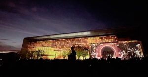 市役所壁面のプロジェクションマッピングが1500人を魅了 燕市3地区の夏まつりをしめくくる燕の夜空に新たな夏の彩り