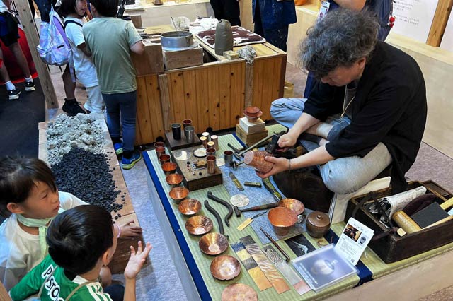 金工作家・須佐真さんによる鎚起銅器製作実演