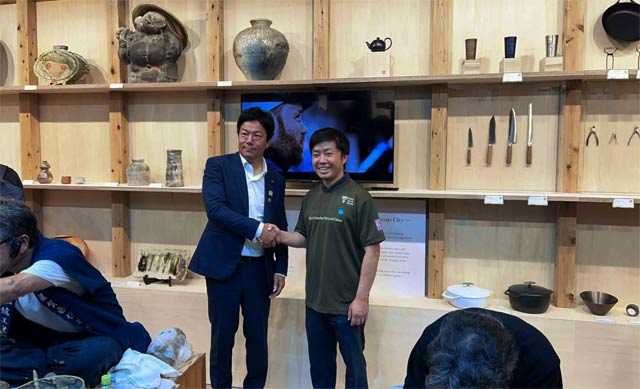 岩永裕貴甲賀市長(左)と滝沢亮三条市長