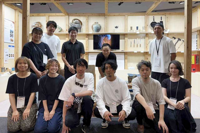 三条市と甲賀市のブースのスタッフ、前列の左から4人目が齋藤さん