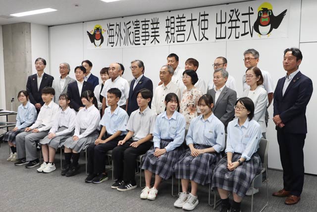 燕市が海外派遣事業親善大使出発式