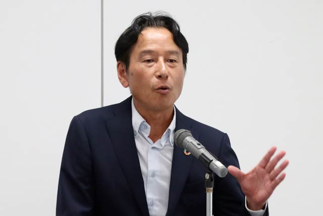 中止の要請から一転、実施に至った経緯を話す小林教育長