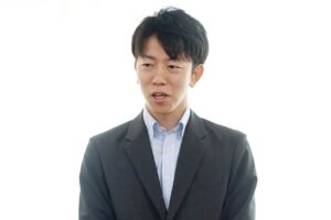 臨時庁議で幹部職員に退任のあいさつをする上田副市長