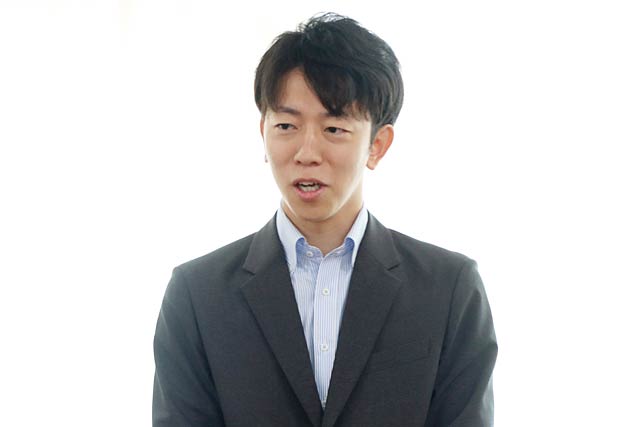 臨時庁議で幹部職員に退任のあいさつをする上田副市長