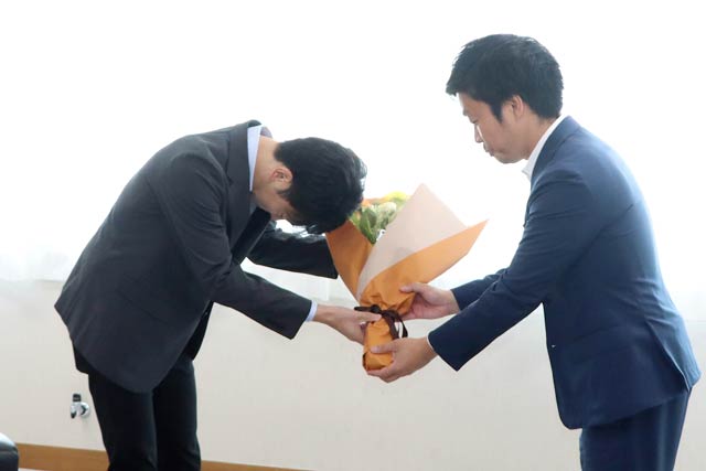 上田副市長に花束を手渡す滝沢市長