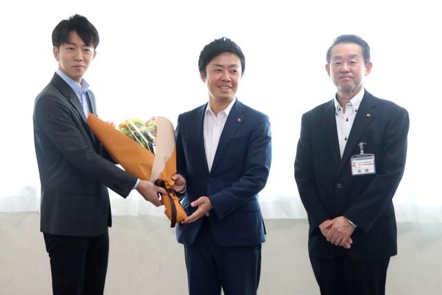 高橋教育長と3人で記念写真