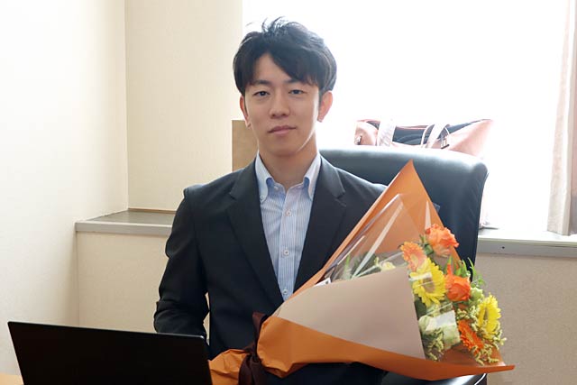 最後に副市長室のいすに座って