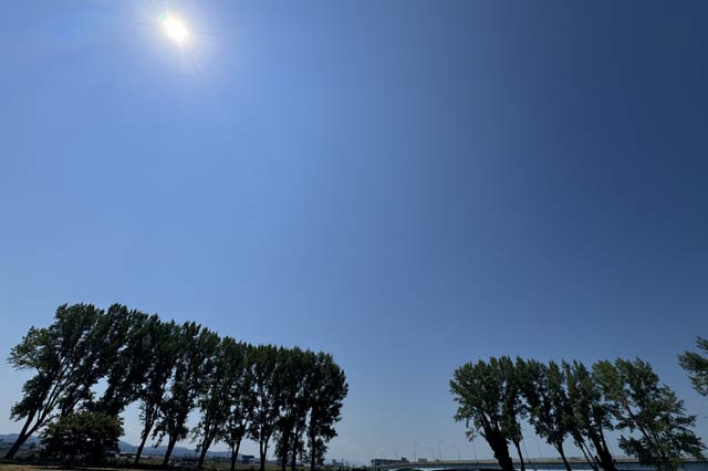 ミズベリング三条から雲ひとつない30日の青空