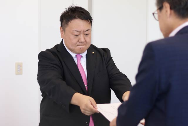 渡辺市議会議長に辞職願を提出する佐野氏