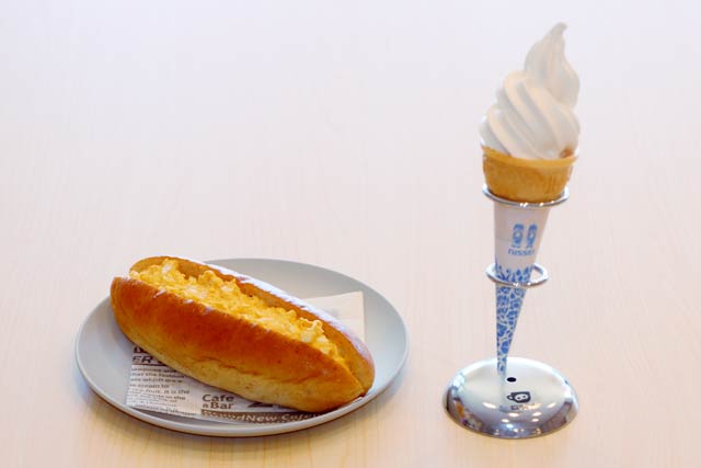 ツバメファームのタマゴを使った「たまごサラダ」パンと100円ミニソフトクリーム