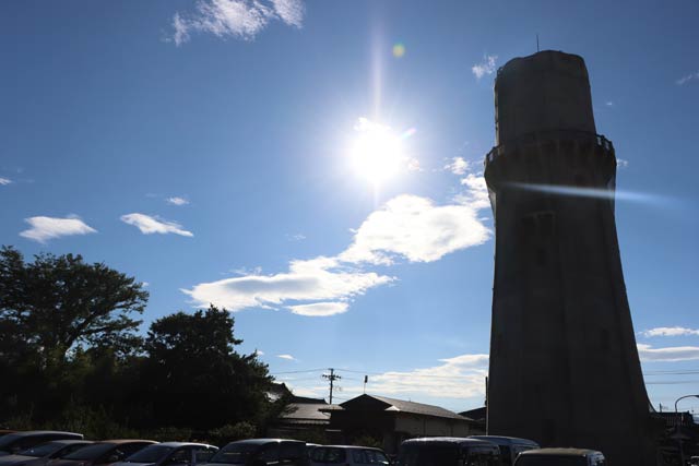 燕市の水道の塔と青空