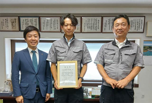 左から滝沢市長、堀内代表取締役社長、山崎代表取締役副社長