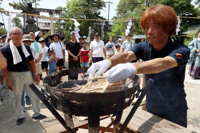 はし供養祭ではしをくべる県央食品衛生協会三条支部の関支部長