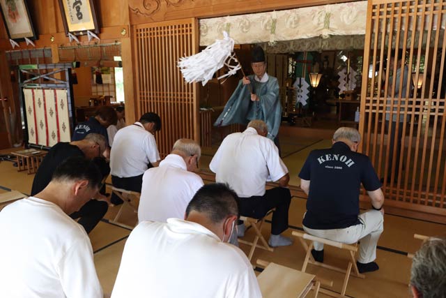 拝殿で神事