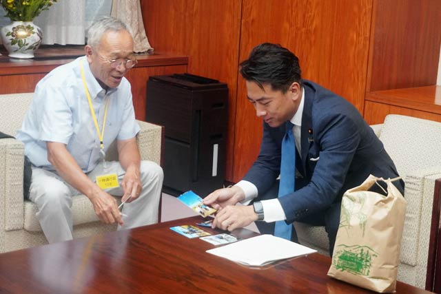 佐藤代表取締役と小泉大臣