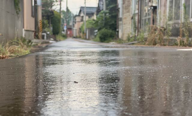 5日午前7時半ごろ燕市で雨にぬれた道路