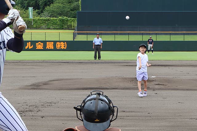 始球式をする滝沢さん