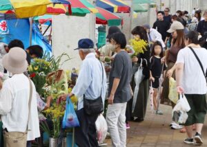 買い物客でにぎわう二七の定期市の盆市大売り出し